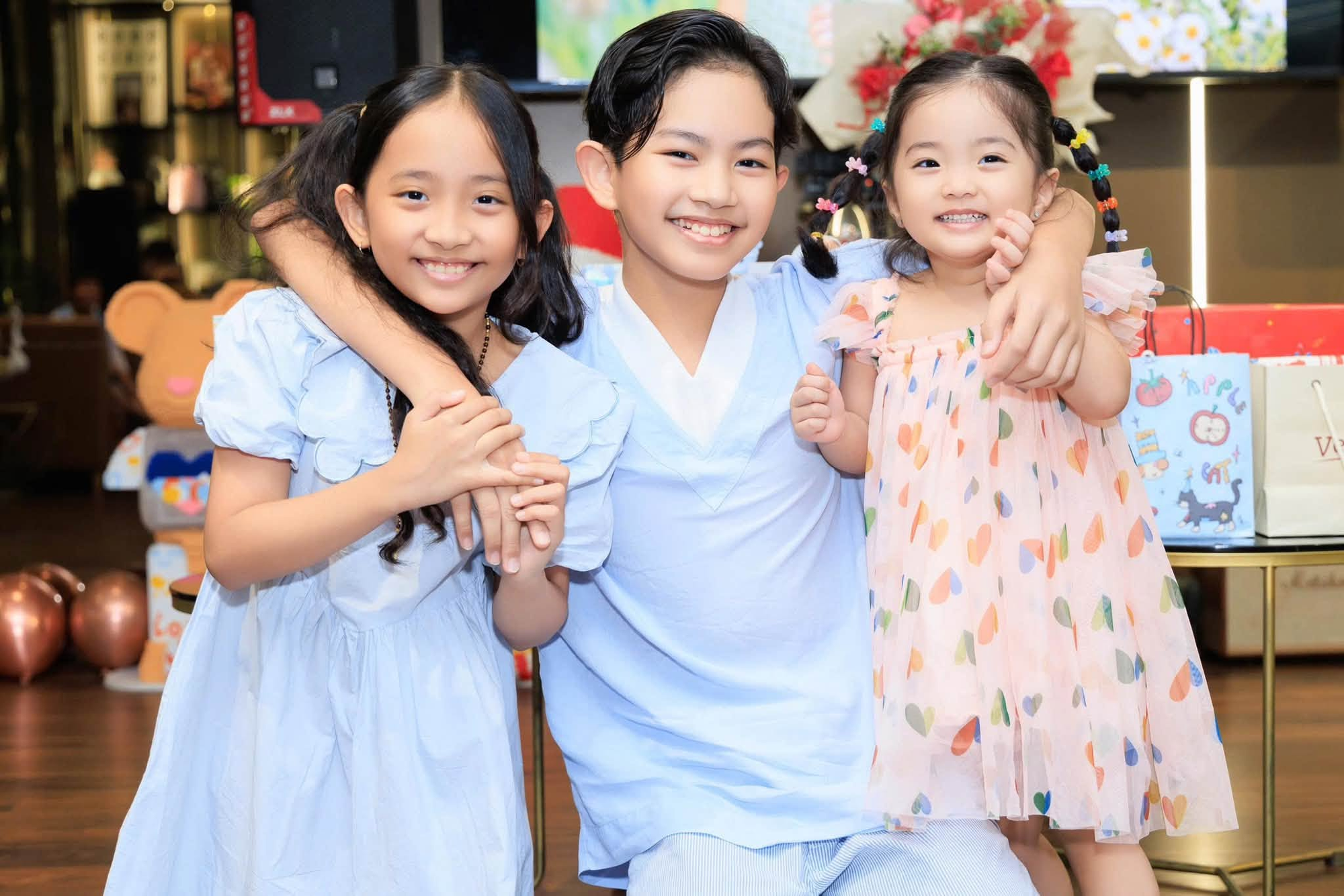 B&eacute; &uacute;t Lisa nh&agrave; Kh&aacute;nh Thi - Phan Hiển: Đi học nhảy m&agrave; m&agrave; tất bật nhất lớp, mẹ Thi thốt l&ecirc;n một c&acirc;u qu&aacute; chuẩn về &aacute;i nữ - Ảnh 1.