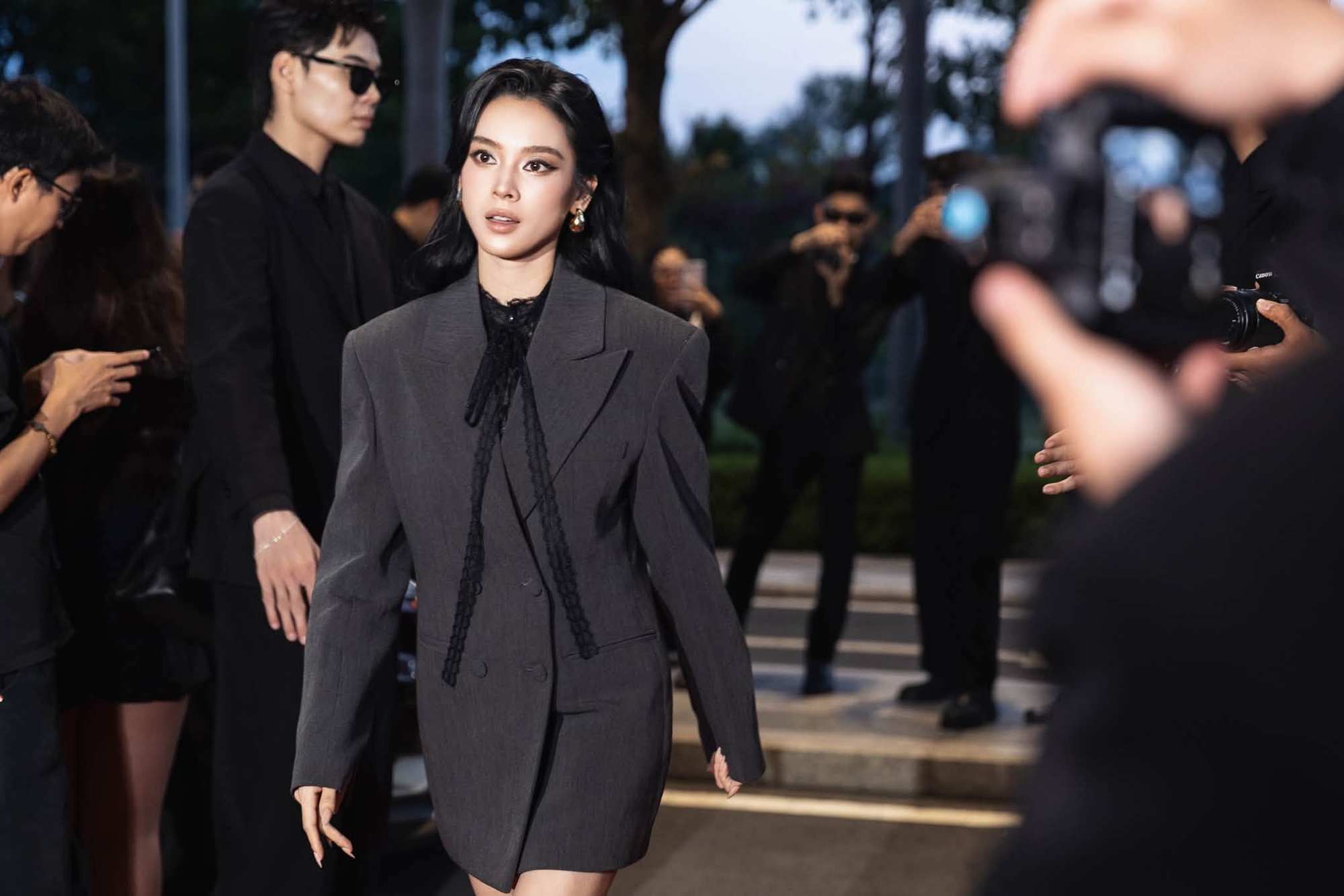 Mỹ nh&acirc;n c&oacute; con ri&ecirc;ng cưới thiếu gia miền T&acirc;y: Lộ diện sau thời gian mất h&uacute;t khỏi showbiz, đ&ocirc;i ch&acirc;n khẳng khiu g&acirc;y ch&uacute; &yacute;  - Ảnh 3.