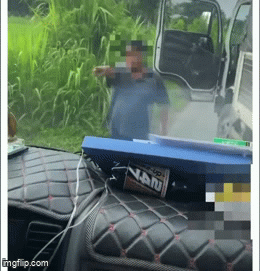 L&agrave;m r&otilde; clip t&agrave;i xế d&ugrave;ng hung kh&iacute; đ&aacute;nh người do vượt xe kh&ocirc;ng được - Ảnh 1.