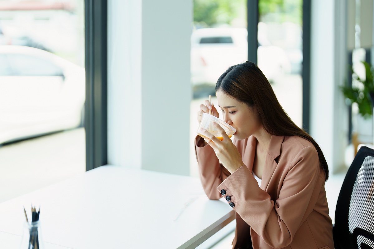 Bận đến mức bỏ bữa nhưng bụng vẫn ng&agrave;y c&agrave;ng to: Thủ phạm c&oacute; thể nằm ở điều &iacute;t ai nghĩ tới- Ảnh 1.