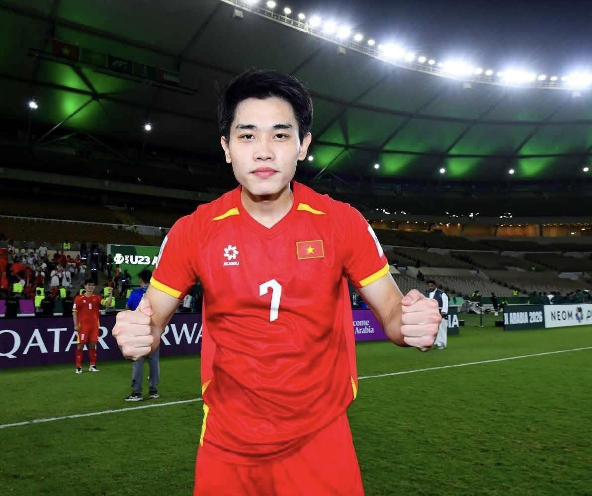 Căn ph&ograve;ng đắt gi&aacute; của Đ&igrave;nh Bắc trong nh&agrave; mới: Dấu ấn sự nghiệp cầu thủ nổi bật - Ảnh 8.