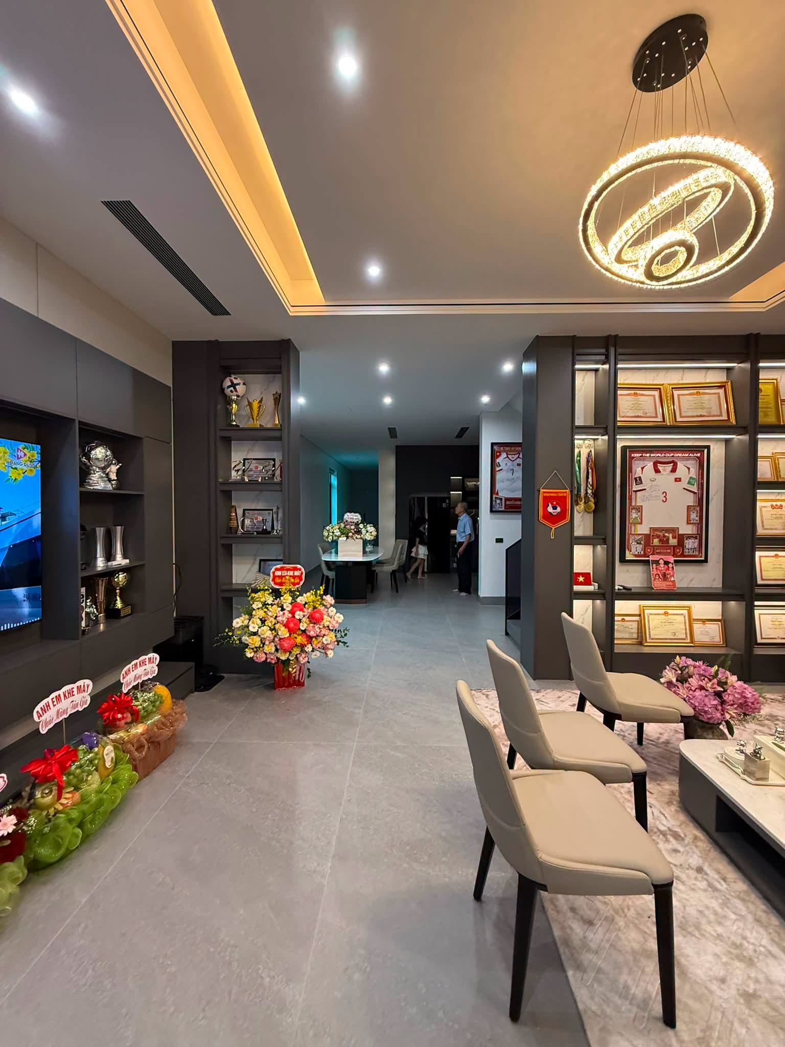 Căn ph&ograve;ng đắt gi&aacute; của Đ&igrave;nh Bắc trong nh&agrave; mới: Dấu ấn sự nghiệp cầu thủ nổi bật - Ảnh 2.