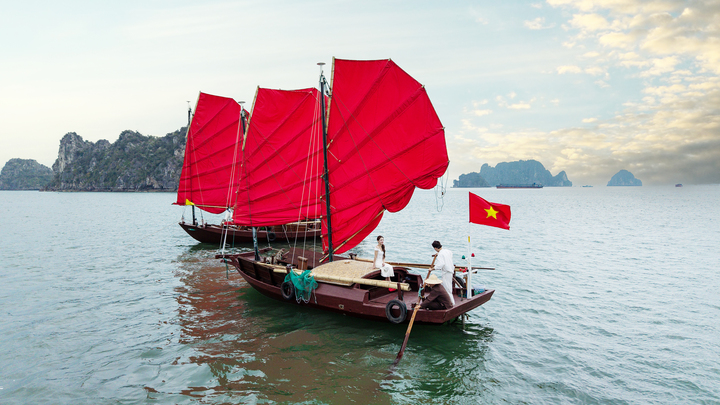 Nghệ nh&acirc;n L&ecirc; Đức Chắn v&agrave; thuyền buồm c&aacute;nh dơi độc đ&aacute;o tr&ecirc;n Vịnh Hạ Long - Ảnh 7.