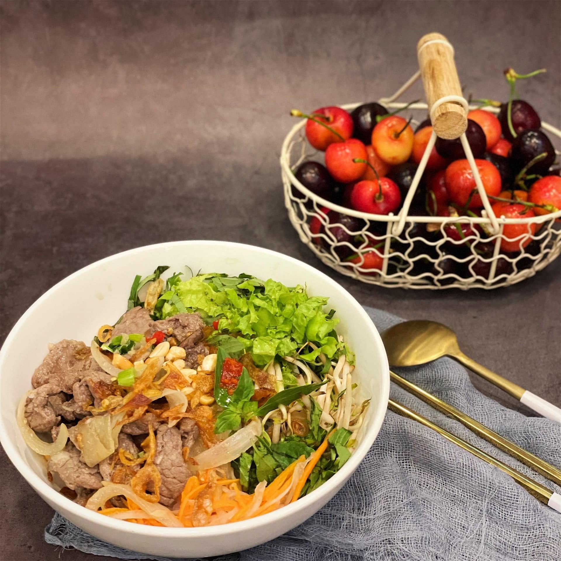 Cơm nh&agrave; MC Thu H&ograve;ai v&agrave; chồng Ph&oacute; chủ tịch: Kh&eacute;o l&eacute;o trong bếp n&uacute;c - Ảnh 13.