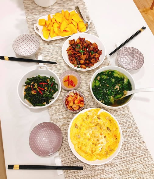 Cơm nh&agrave; MC Thu H&ograve;ai v&agrave; chồng Ph&oacute; chủ tịch: Kh&eacute;o l&eacute;o trong bếp n&uacute;c - Ảnh 5.