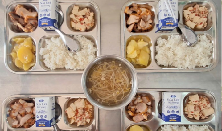 Chấm dứt hợp đồng Nh&agrave; cung cấp suất ăn tại trường Tiểu học Đức Giang - Ảnh 2.