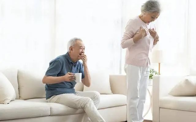 Mỡ m&aacute;u cao c&oacute; thể &ldquo;b&aacute;o động&rdquo; ở đ&ocirc;i ch&acirc;n: 4 dấu hiệu nhiều người nhầm tưởng bệnh kh&aacute;c - Ảnh 2.