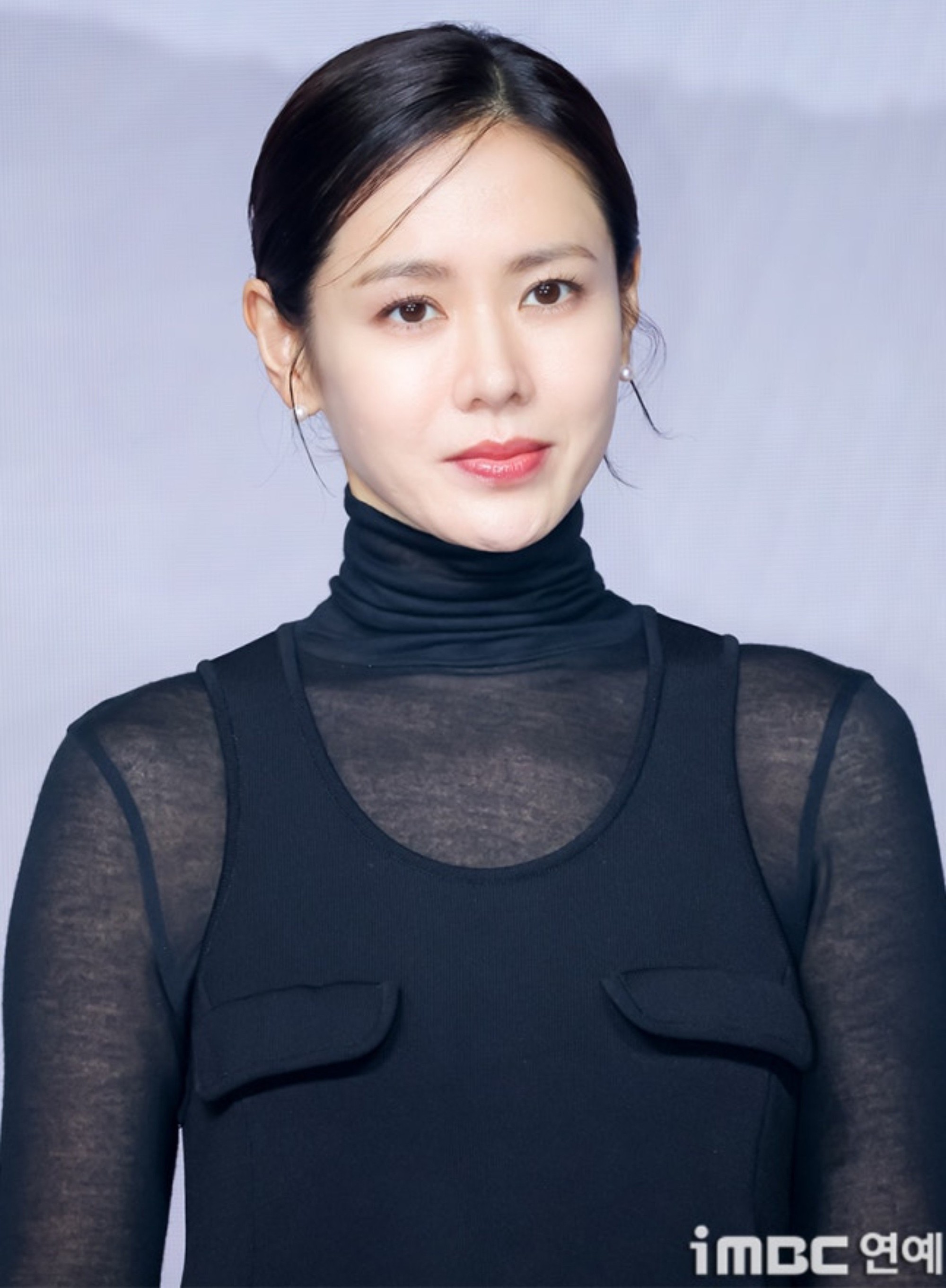 Nana gi&uacute;p Son Ye Jin tr&aacute;nh sự cố trang phục đ&aacute;ng nhớ tại họp b&aacute;o phim Scandal 2026 - Ảnh 7.