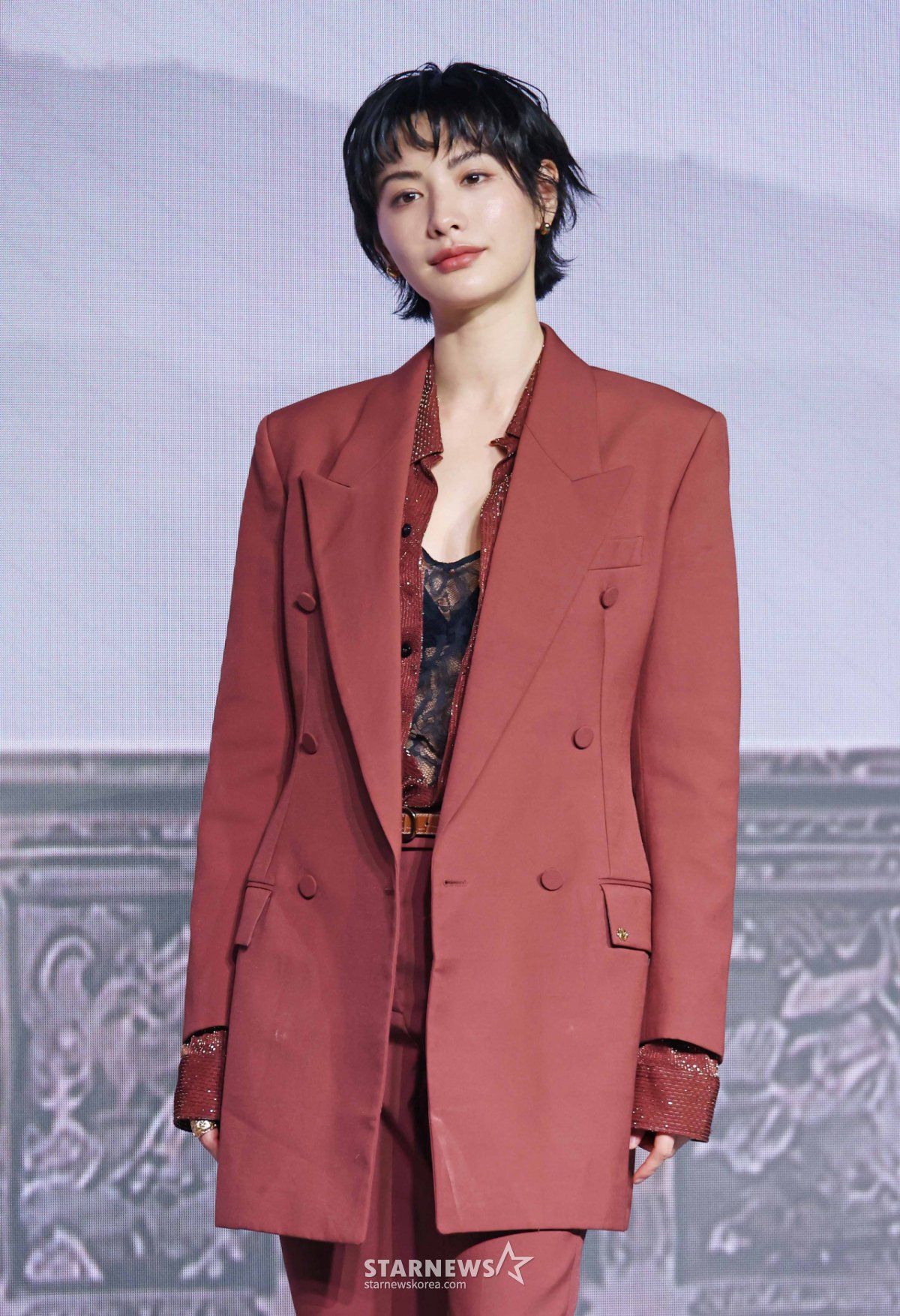 Nana gi&uacute;p Son Ye Jin tr&aacute;nh sự cố trang phục đ&aacute;ng nhớ tại họp b&aacute;o phim Scandal 2026 - Ảnh 3.