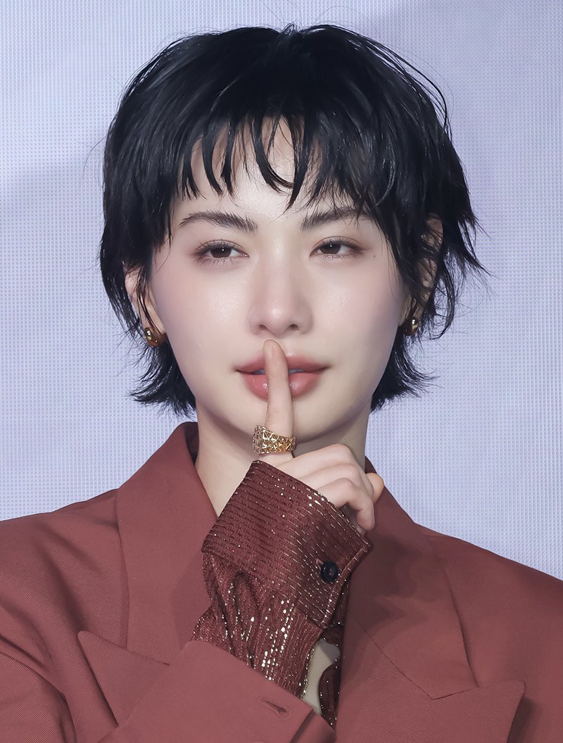 Nana gi&uacute;p Son Ye Jin tr&aacute;nh sự cố trang phục đ&aacute;ng nhớ tại họp b&aacute;o phim Scandal 2026 - Ảnh 4.