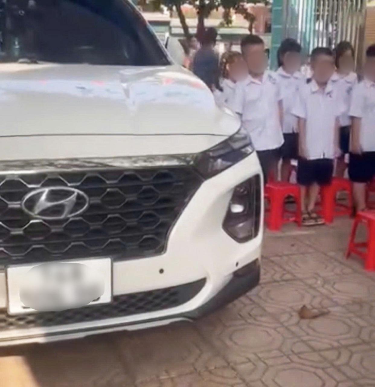 Th&ocirc;ng tin mới vụ nữ hiệu ph&oacute; đỗ &ocirc; t&ocirc; ch&igrave;nh &igrave;nh cạnh nơi học sinh tập trung ch&agrave;o cờ - Ảnh 1.