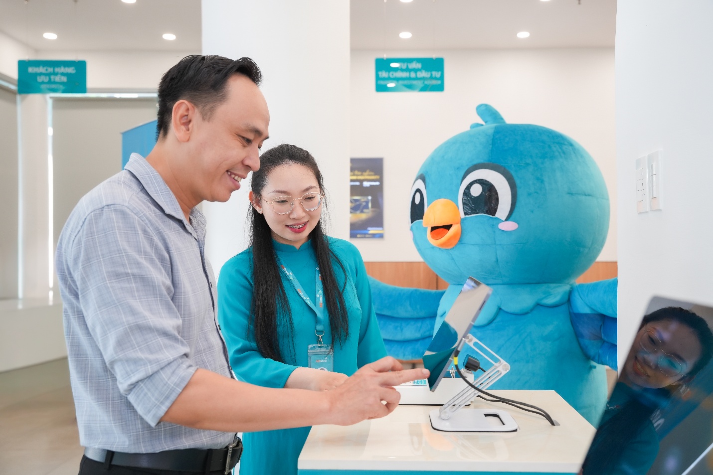 Đi ng&acirc;n h&agrave;ng giờ đ&acirc;y: Chủ động giao dịch, vẫn c&oacute; người đồng h&agrave;nh - Ảnh 2.