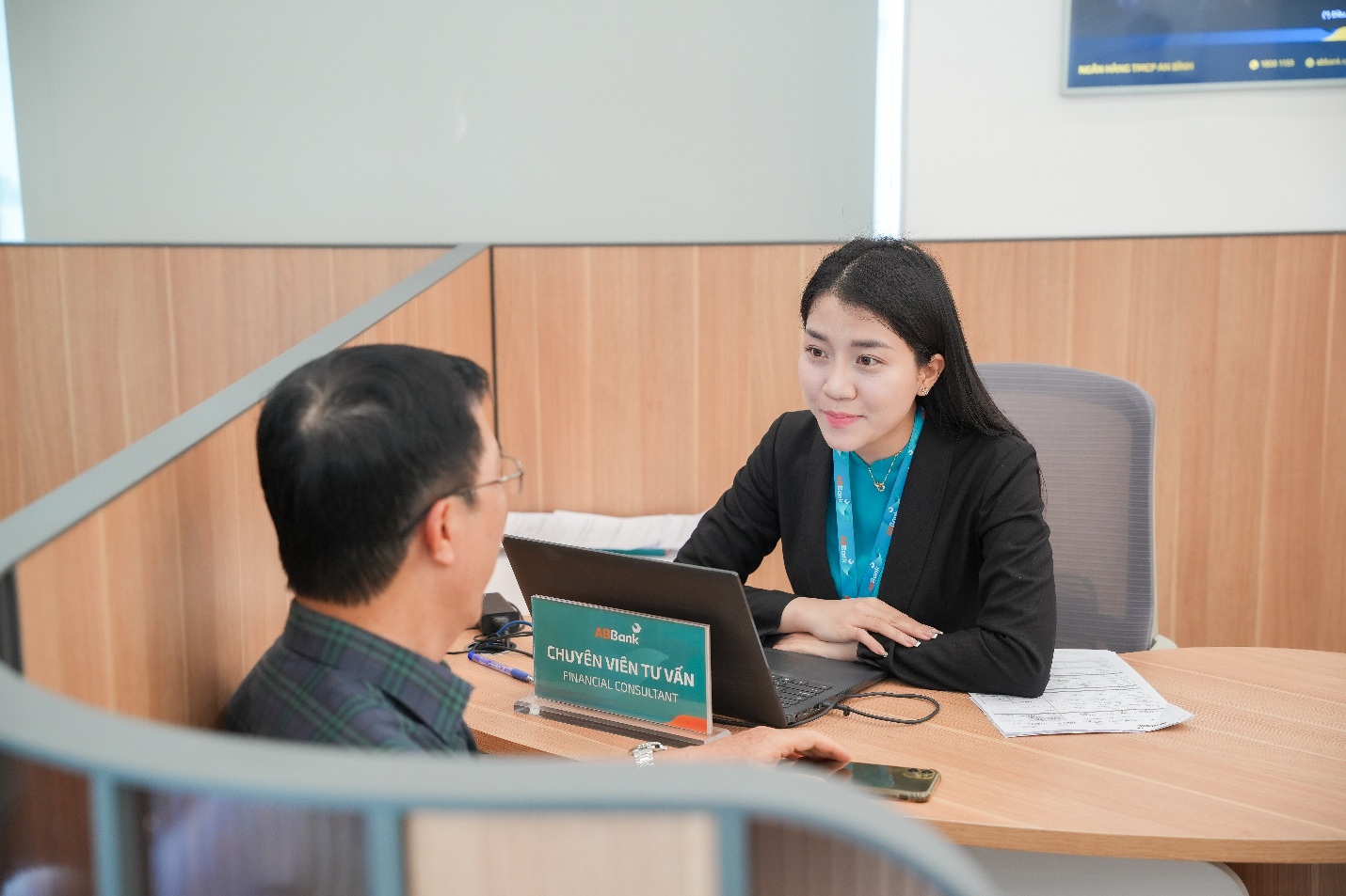 Đi ng&acirc;n h&agrave;ng giờ đ&acirc;y: Chủ động giao dịch, vẫn c&oacute; người đồng h&agrave;nh - Ảnh 3.