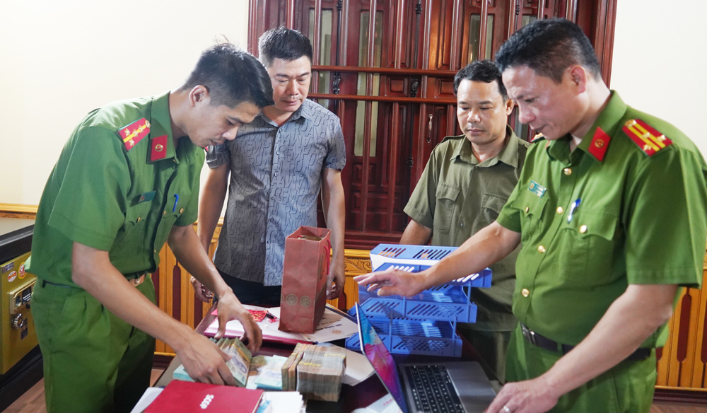 Qu&aacute; khứ bất ngờ của Gi&aacute;m đốc Linh Khang v&agrave; chuỗi nh&agrave; h&agrave;ng bị kh&aacute;m x&eacute;t khẩn cấp - Ảnh 2.