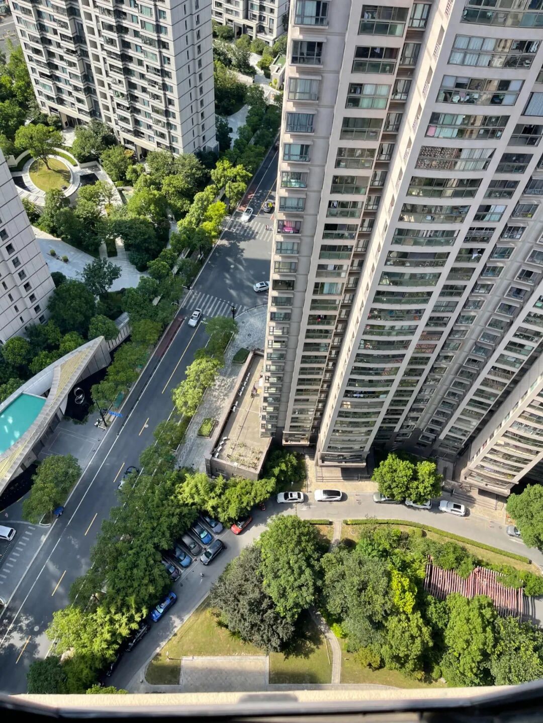 Sau 5 năm sống ở tầng 30, tôi bán nhà chuyển về khu chung cư cũ: Tiền tiết kiệm được chỉ là một phần, thứ nhận lại còn nhiều hơn - Ảnh 1.