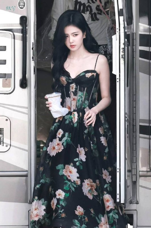 Bạch Lộc phục th&ugrave; thời trang 2026 với những outfit ấn tượng trong phim mới - Ảnh 7.