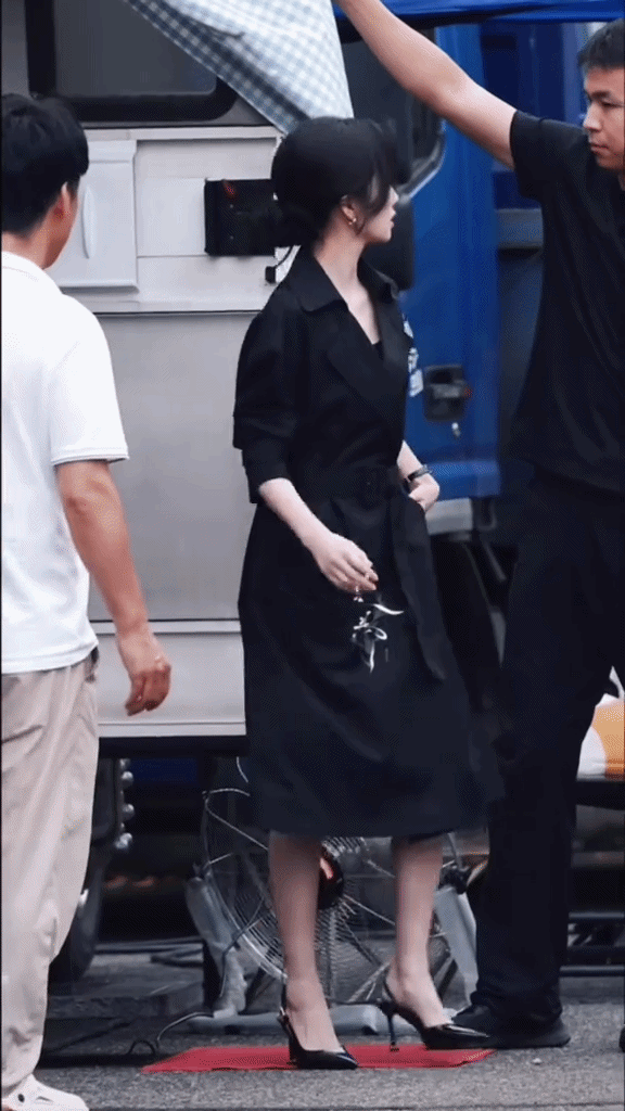 Bạch Lộc phục th&ugrave; thời trang 2026 với những outfit ấn tượng trong phim mới - Ảnh 5.