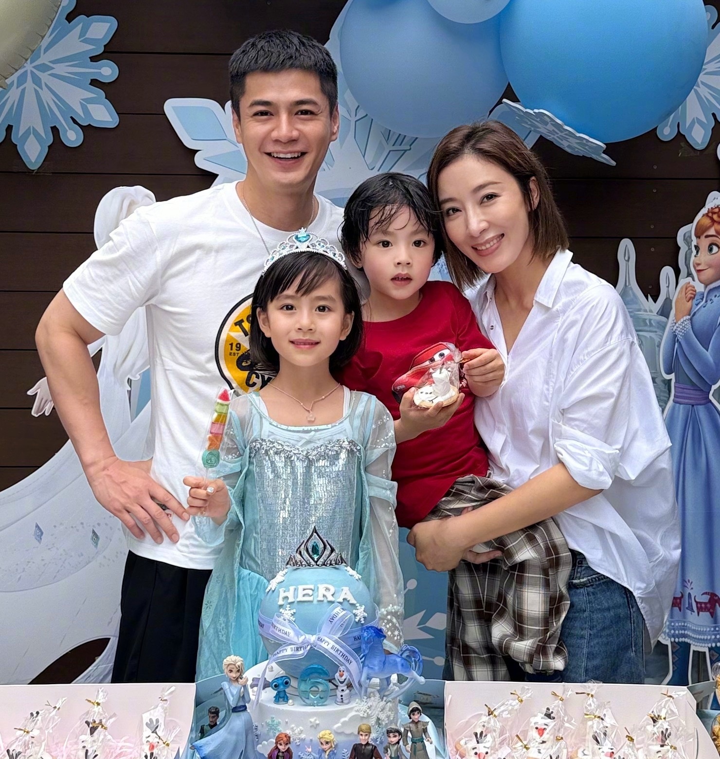 2 con của cặp sao nổi tiếng được khen đẹp như AI- Ảnh 1.
