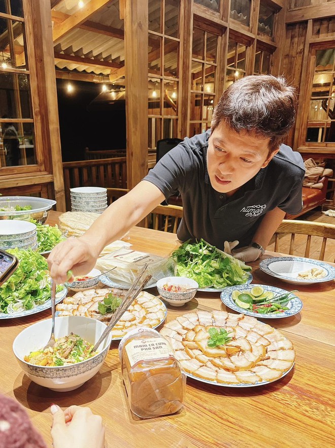 Trấn Th&agrave;nh v&agrave; Trường Giang: Hai c&aacute;ch kinh doanh F&B tr&aacute;i ngược trong năm 2026 - Ảnh 2.
