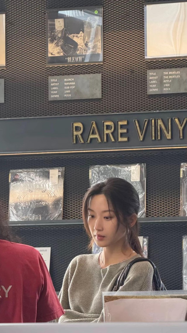 Minh tinh lấn &aacute;t Son Ye Jin để đầu b&ugrave; t&oacute;c rối ra đường vẫn đươc khen sang- Ảnh 2.