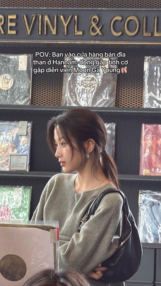 Minh tinh lấn &aacute;t Son Ye Jin để đầu b&ugrave; t&oacute;c rối ra đường vẫn đươc khen sang- Ảnh 1.