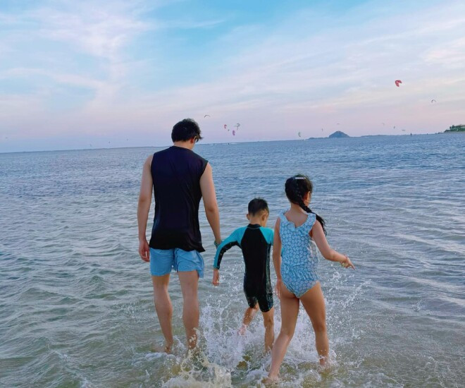 R&otilde; mối quan hệ của bạn trai k&eacute;m 11 tuổi với c&aacute;c con của 