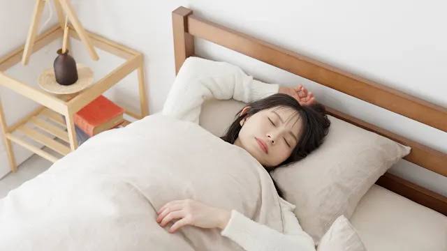 Ngủ 8 tiếng vẫn đau lưng, cứng cổ: 2 tư thế tưởng vô hại nhưng có thể khiến cột sống bị vặn suốt đêm - Ảnh 1.