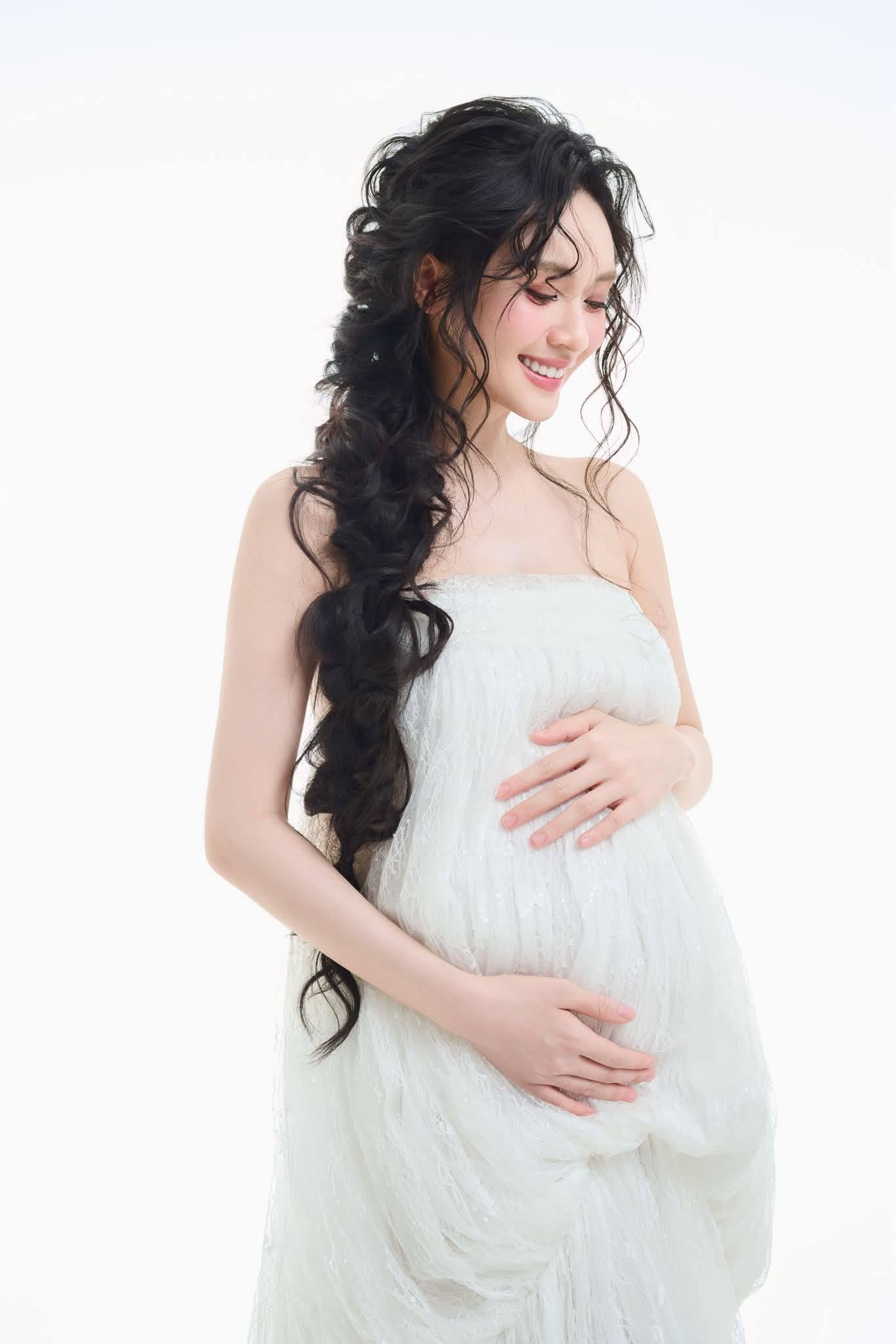 Vũ Th&uacute;y Quỳnh sắm đồ chuẩn bị sinh con, hạnh ph&uacute;c v&igrave; sắp c&oacute; con với thiếu gia Đức Phạm - Ảnh 6.