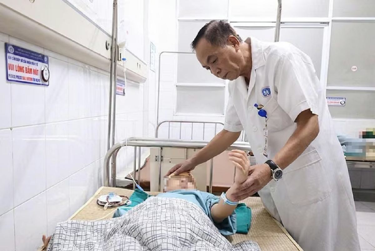 Một c&uacute; ng&atilde; xe đạp khiến b&eacute; g&aacute;i 9 tuổi phải mở sọ cấp cứu - Ảnh 1.