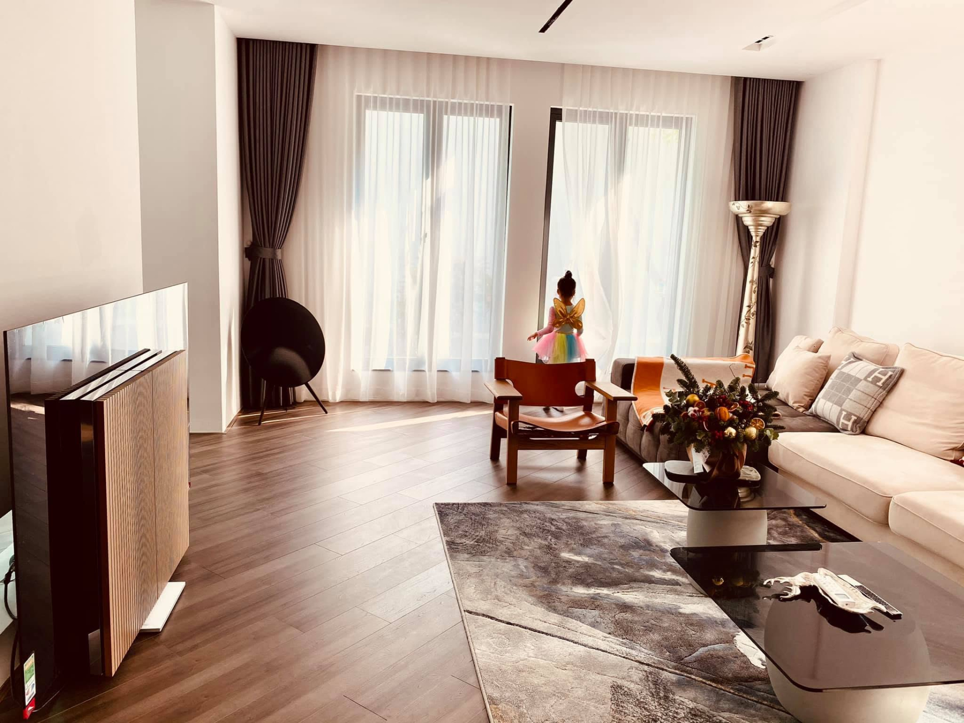 Căn nh&agrave; H&agrave; th&agrave;nh với bể bơi ri&ecirc;ng của BTV Dương Ngọc Trinh sang trọng v&agrave; hiện đại - Ảnh 6.