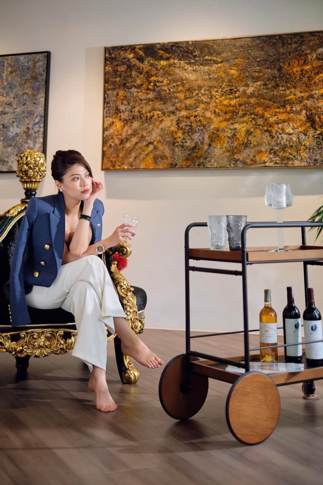 Căn nh&agrave; H&agrave; th&agrave;nh với bể bơi ri&ecirc;ng của BTV Dương Ngọc Trinh sang trọng v&agrave; hiện đại - Ảnh 9.