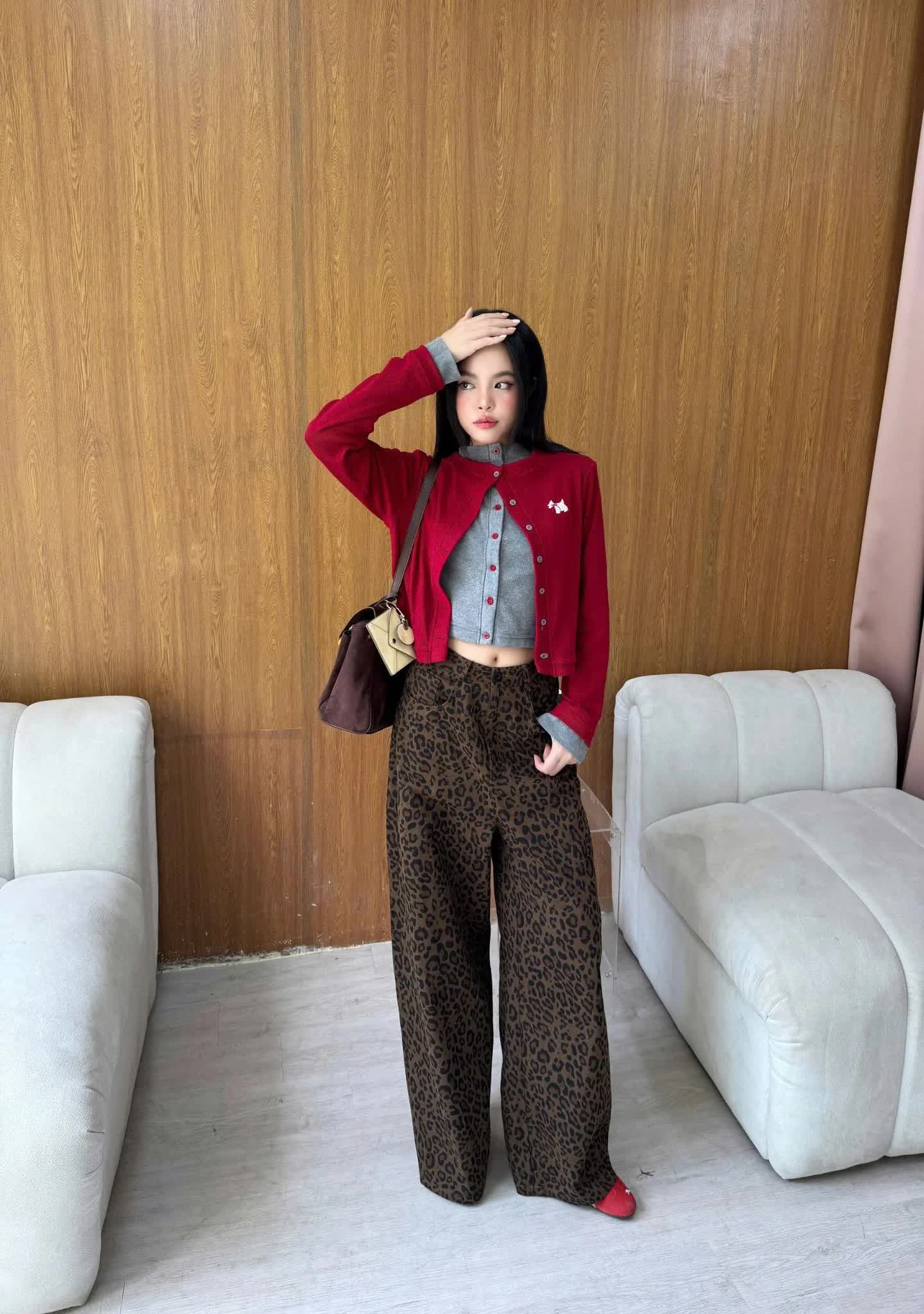 M&ugrave;a thu n&agrave;y, muốn mặc chuẩn old money nhưng kh&ocirc;ng nh&agrave;m ch&aacute;n, h&atilde;y thử cardigan đỏ - Ảnh 9.