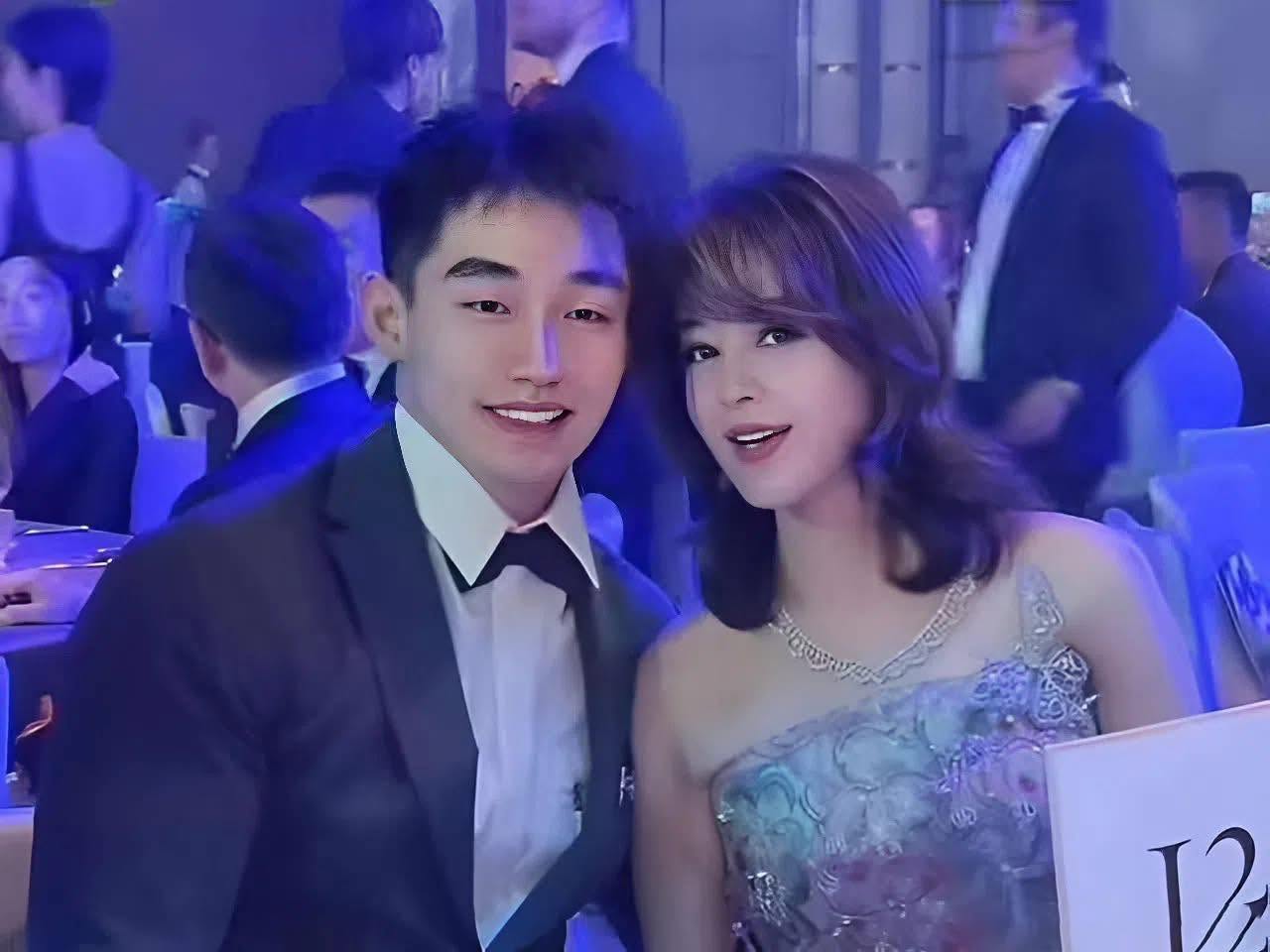 Nữ đại gia U60 kết h&ocirc;n lần 6 với bạn trai đ&aacute;ng tuổi con, trao s&iacute;nh lễ tới gần 200 tỷ, ph&aacute;n 1 c&acirc;u về bạn trai k&eacute;m 30 tuổi- Ảnh 4.