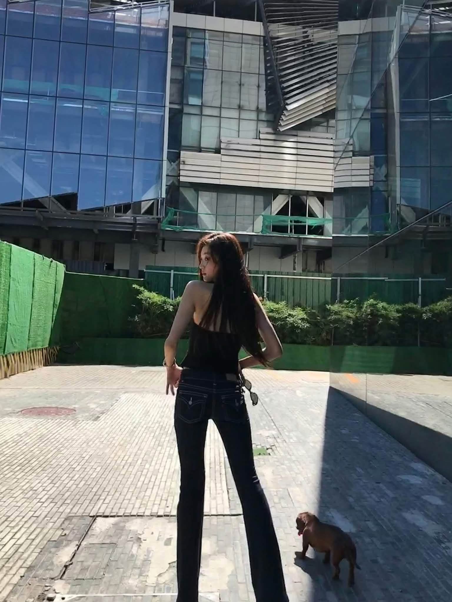 T&ocirc;n Thi&ecirc;n tỏa S&aacute;ng với set đồ T&ocirc;n d&aacute;ng đơn giản nhưng đỉnh cao trong Đầu Xu&acirc;n Tươi S&aacute;ng - Ảnh 5.