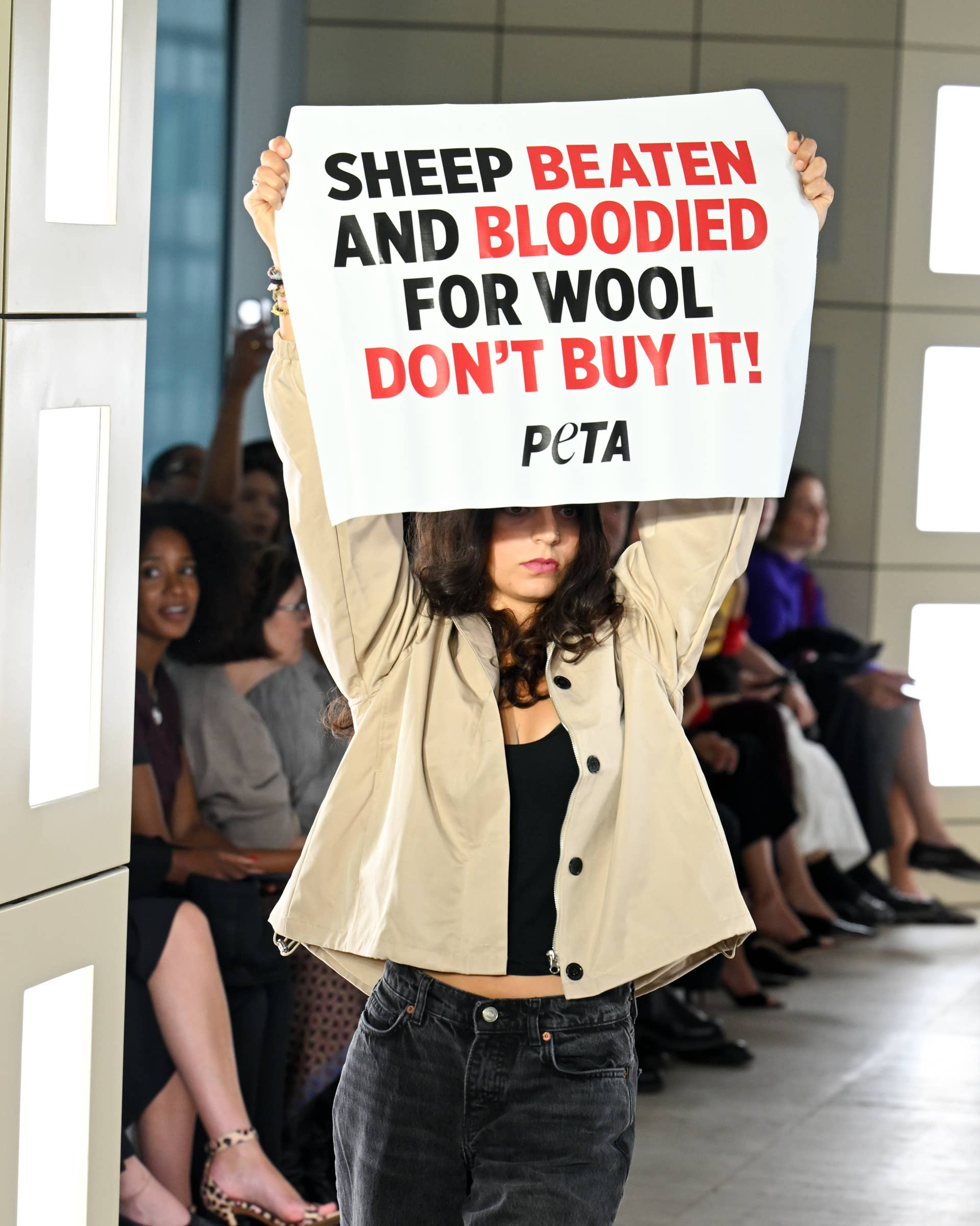 Hỗn loạn tại show COS 2027: CEO CFDA d&ugrave;ng vũ lực với người biểu t&igrave;nh PETA - Ảnh 2.
