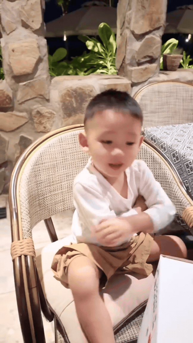 Con trai Minh Hằng vừa tr&ograve;n 3 tuổi, điển trai kh&ocirc;i ng&ocirc;, giống bố y đ&uacute;c - Ảnh 3.