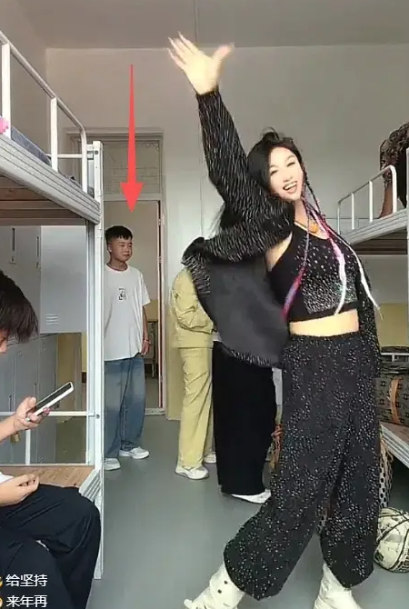 H&agrave;nh động lạ của mẹ trong ng&agrave;y nhập học v&agrave; t&aacute;c động đến t&acirc;m l&yacute; của con - Ảnh 2.