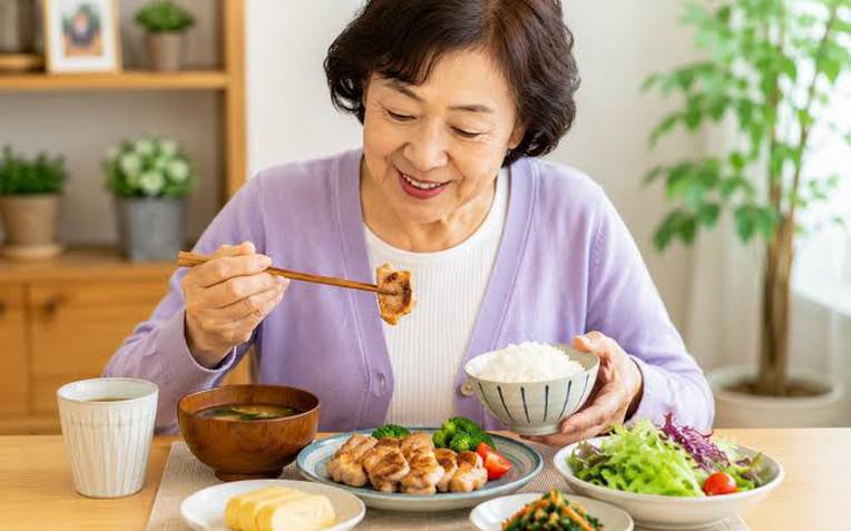 Lời khuy&ecirc;n cho những người th&iacute;ch uống nước trước khi đi ngủ - Ảnh 2.