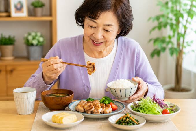 Ăn cơm c&oacute; một động t&aacute;c tưởng đơn giản nhưng lại tốt cho n&atilde;o: C&oacute; thể li&ecirc;n quan đến nguy cơ sa s&uacute;t tr&iacute; nhớ - Ảnh 4.