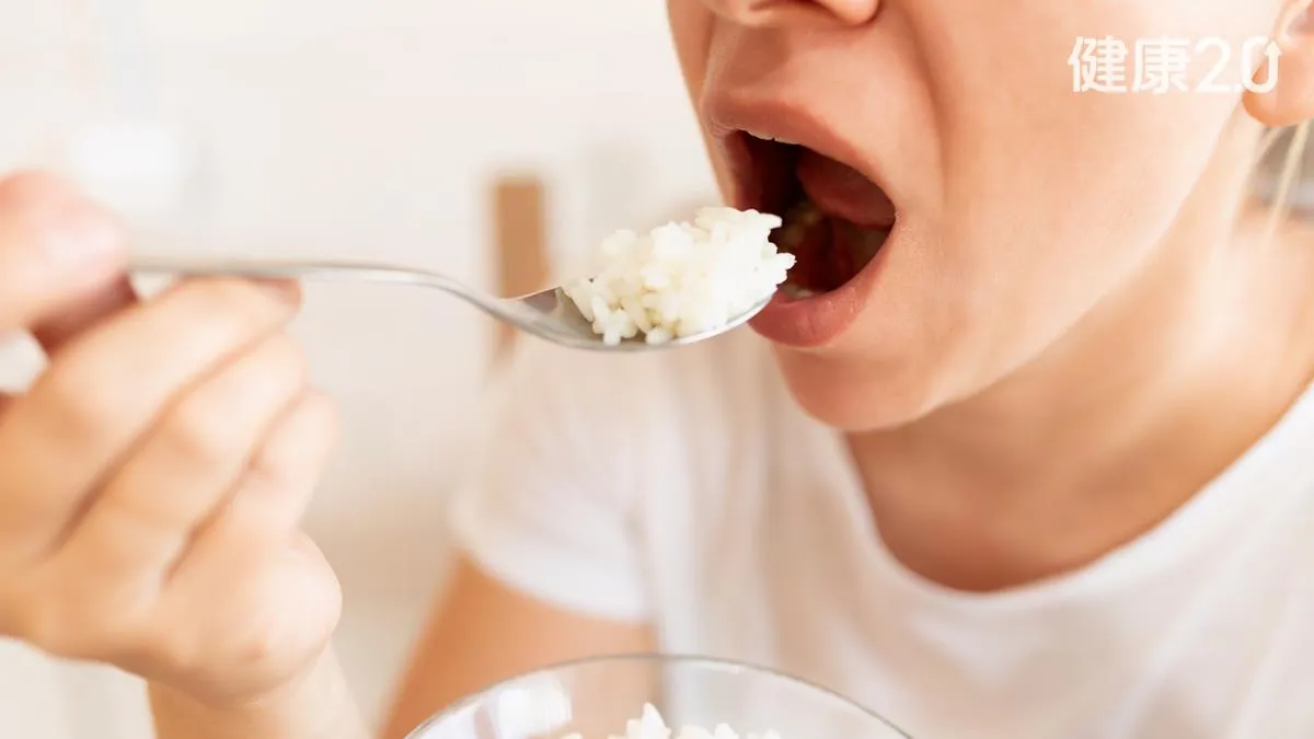Ăn cơm c&oacute; một động t&aacute;c tưởng đơn giản nhưng lại tốt cho n&atilde;o: C&oacute; thể li&ecirc;n quan đến nguy cơ sa s&uacute;t tr&iacute; nhớ - Ảnh 2.