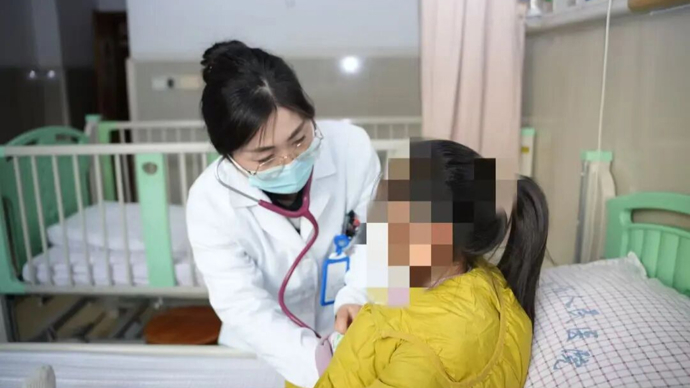 B&eacute; g&aacute;i sốt 39 , 3 độ C do băng c&aacute; nh&acirc;n: Cảnh b&aacute;o từ b&aacute;c sĩ năm 2026 - Ảnh 2.