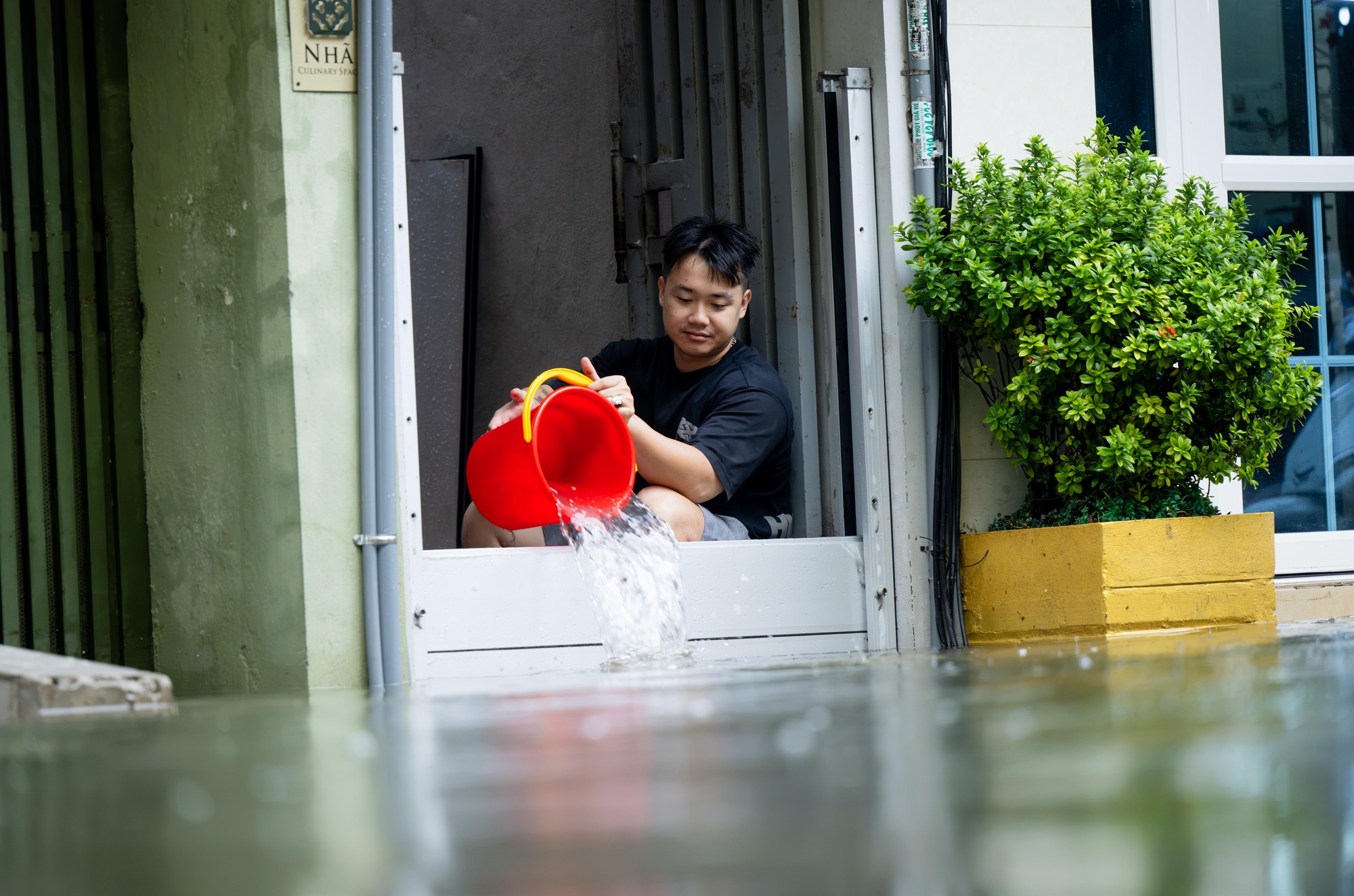 Cận cảnh H&agrave; Nội sau trận mưa lớn nhất năm 2026: Nước ngập khắp phố phường - Ảnh 7.