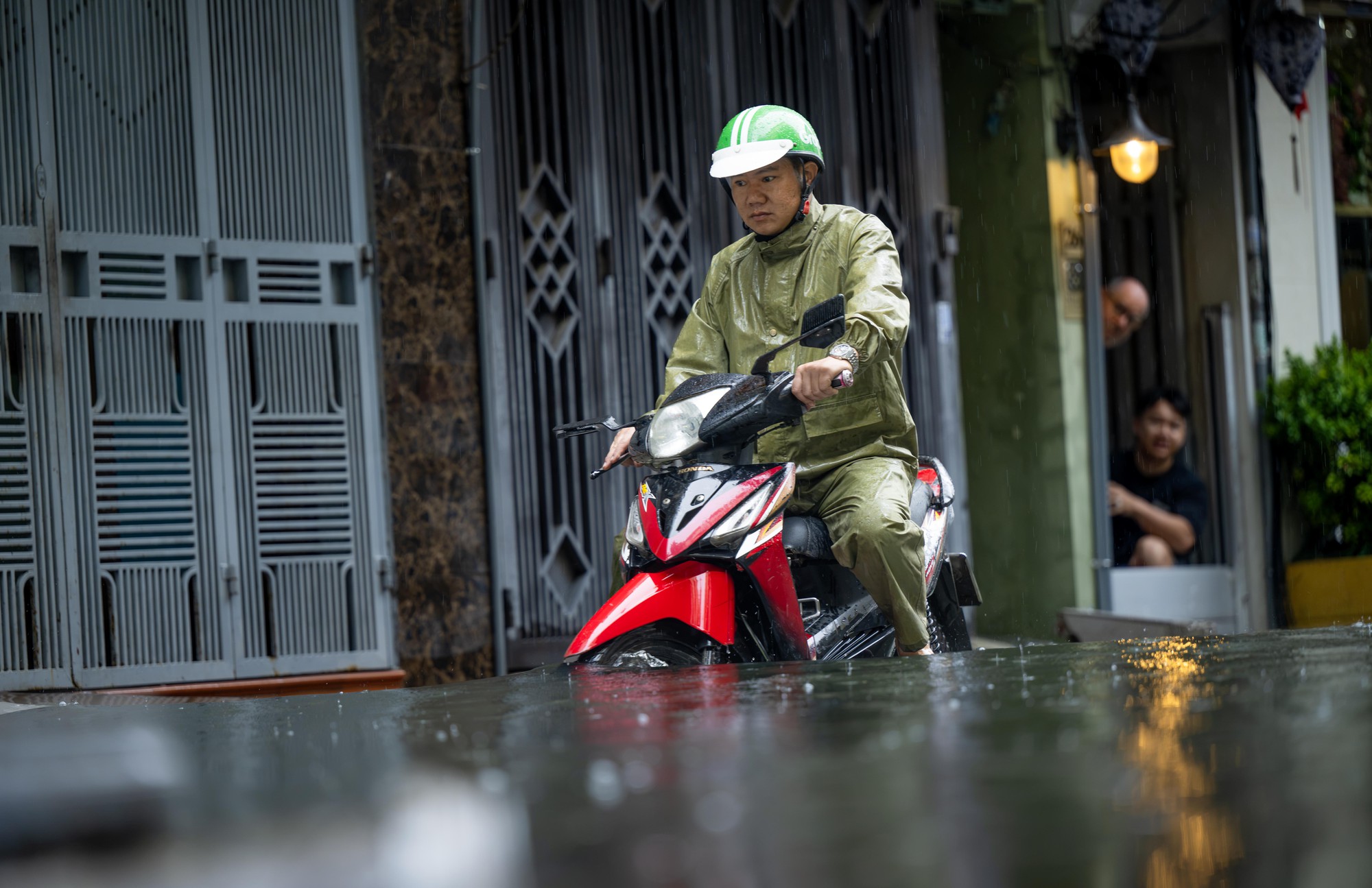 Cận cảnh H&agrave; Nội sau trận mưa lớn nhất năm 2026: Nước ngập khắp phố phường - Ảnh 4.