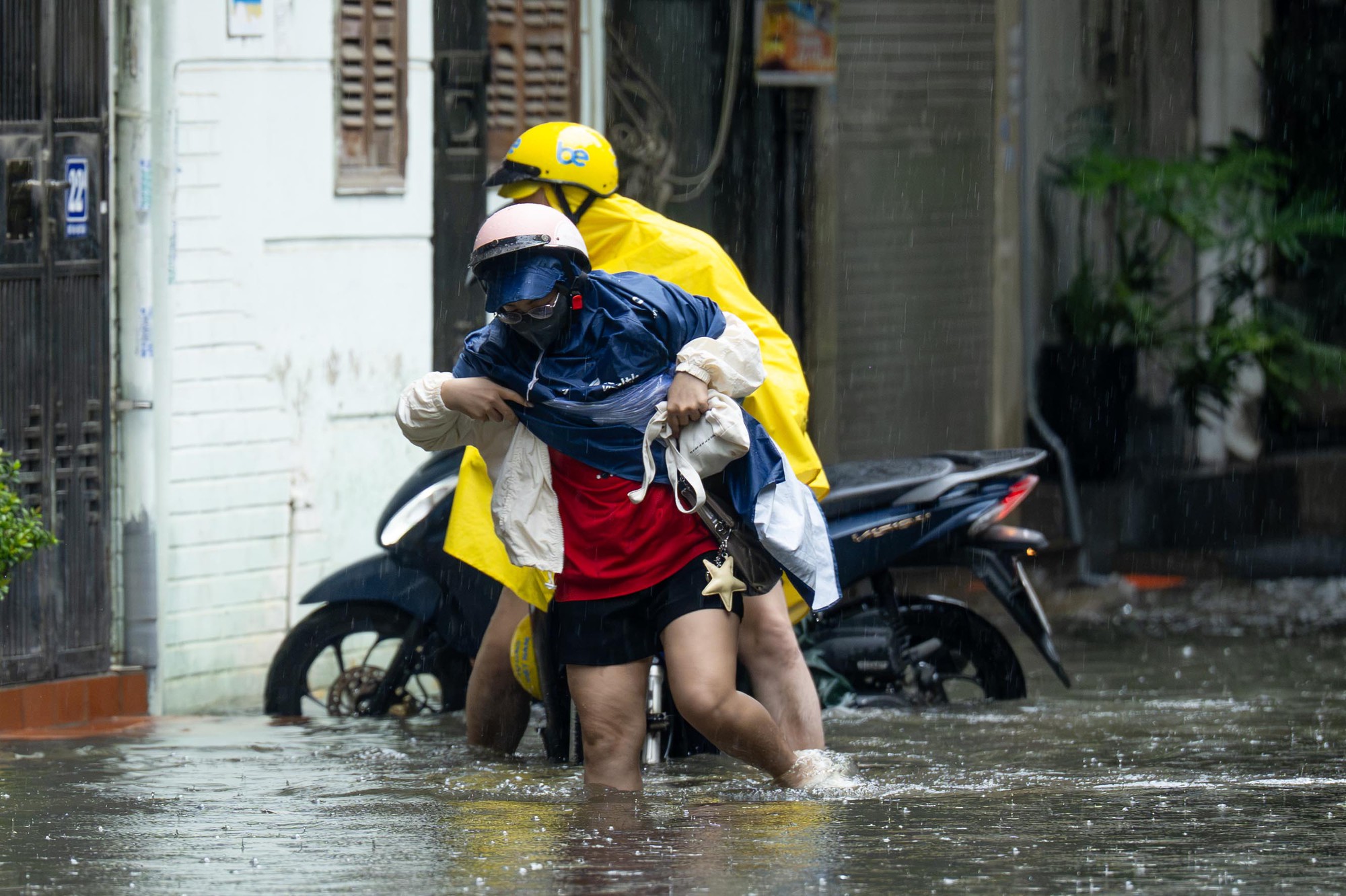 Cận cảnh H&agrave; Nội sau trận mưa lớn nhất năm 2026: Nước ngập khắp phố phường - Ảnh 6.