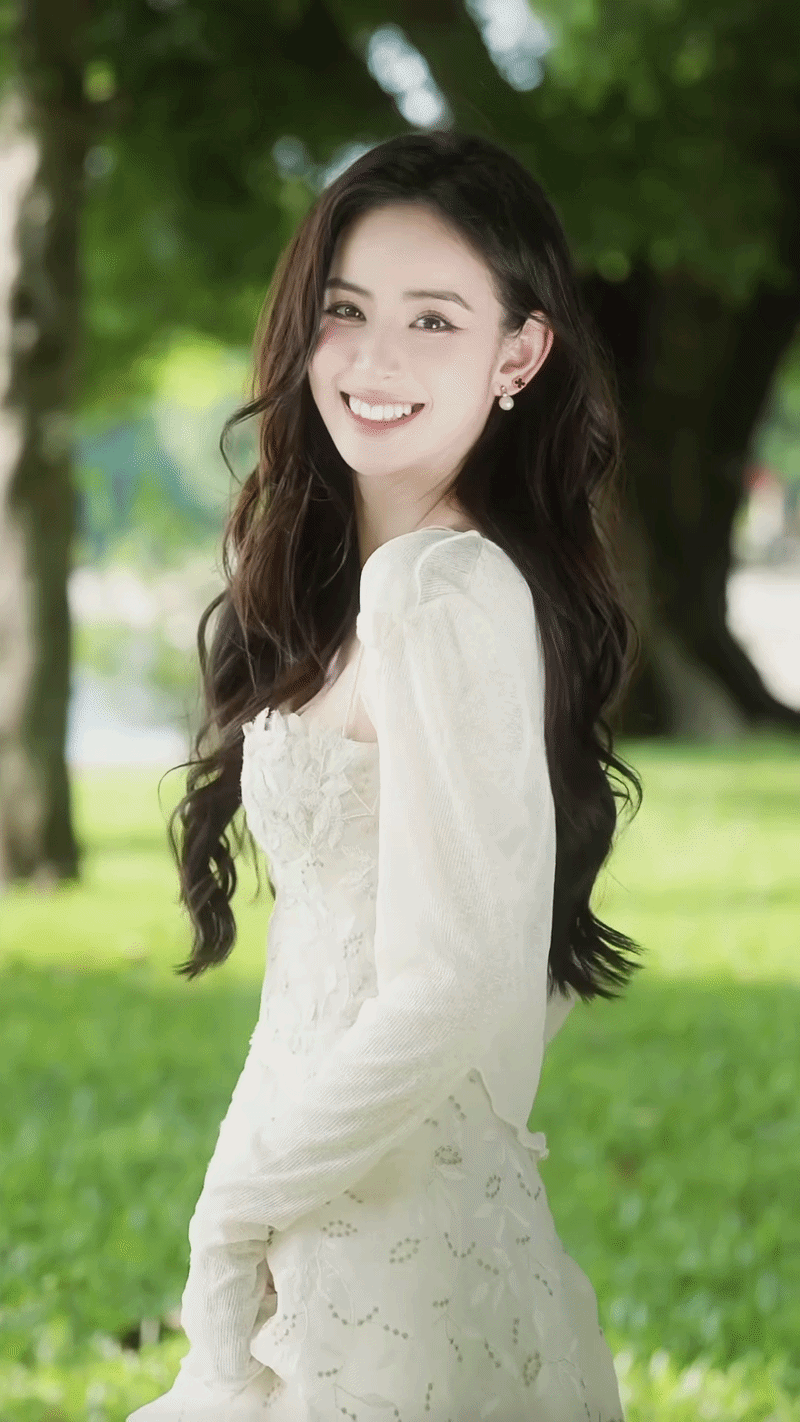 D&acirc;u h&agrave;o m&ocirc;n Hương Li&ecirc;n đ&oacute;n m&ugrave;a thu H&agrave; Nội với phong c&aacute;ch đẹp như trong phim - Ảnh 2.