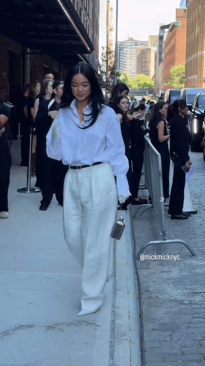 Alex Eala - nữ vận động vi&ecirc;n thời trang nổi bật tại show Calvin Klein 2026 - Ảnh 3.