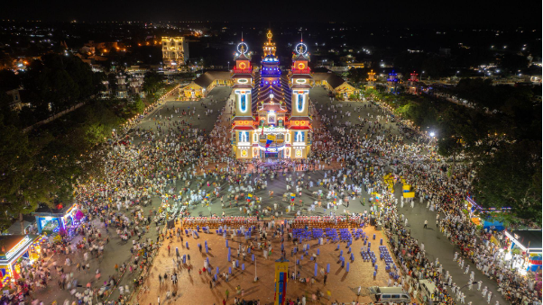 Trung thu độc lạ ở Tây Ninh: Đến núi Bà Đen đi chợ lá và lễ hội nông sản, về Toà Thánh hoà vào biển người chơi hội - Ảnh 1. Trung thu độc lạ ở Tây Ninh: Đến núi Bà Đen đi chợ lá và lễ hội nông sản, về Toà Thánh hoà vào biển người chơi hội - Ảnh 1.