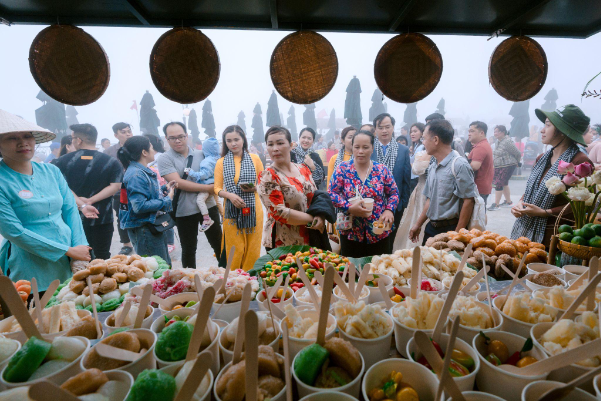 Trung thu độc lạ ở Tây Ninh: Đến núi Bà Đen đi chợ lá và lễ hội nông sản, về Toà Thánh hoà vào biển người chơi hội - Ảnh 2. Trung thu độc lạ ở Tây Ninh: Đến núi Bà Đen đi chợ lá và lễ hội nông sản, về Toà Thánh hoà vào biển người chơi hội - Ảnh 2.