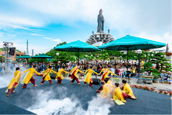 Trung thu độc lạ ở Tây Ninh: Đến núi Bà Đen đi chợ lá và lễ hội nông sản, về Toà Thánh hoà vào biển người chơi hội - Ảnh 3. Trung thu độc lạ ở Tây Ninh: Đến núi Bà Đen đi chợ lá và lễ hội nông sản, về Toà Thánh hoà vào biển người chơi hội - Ảnh 3.