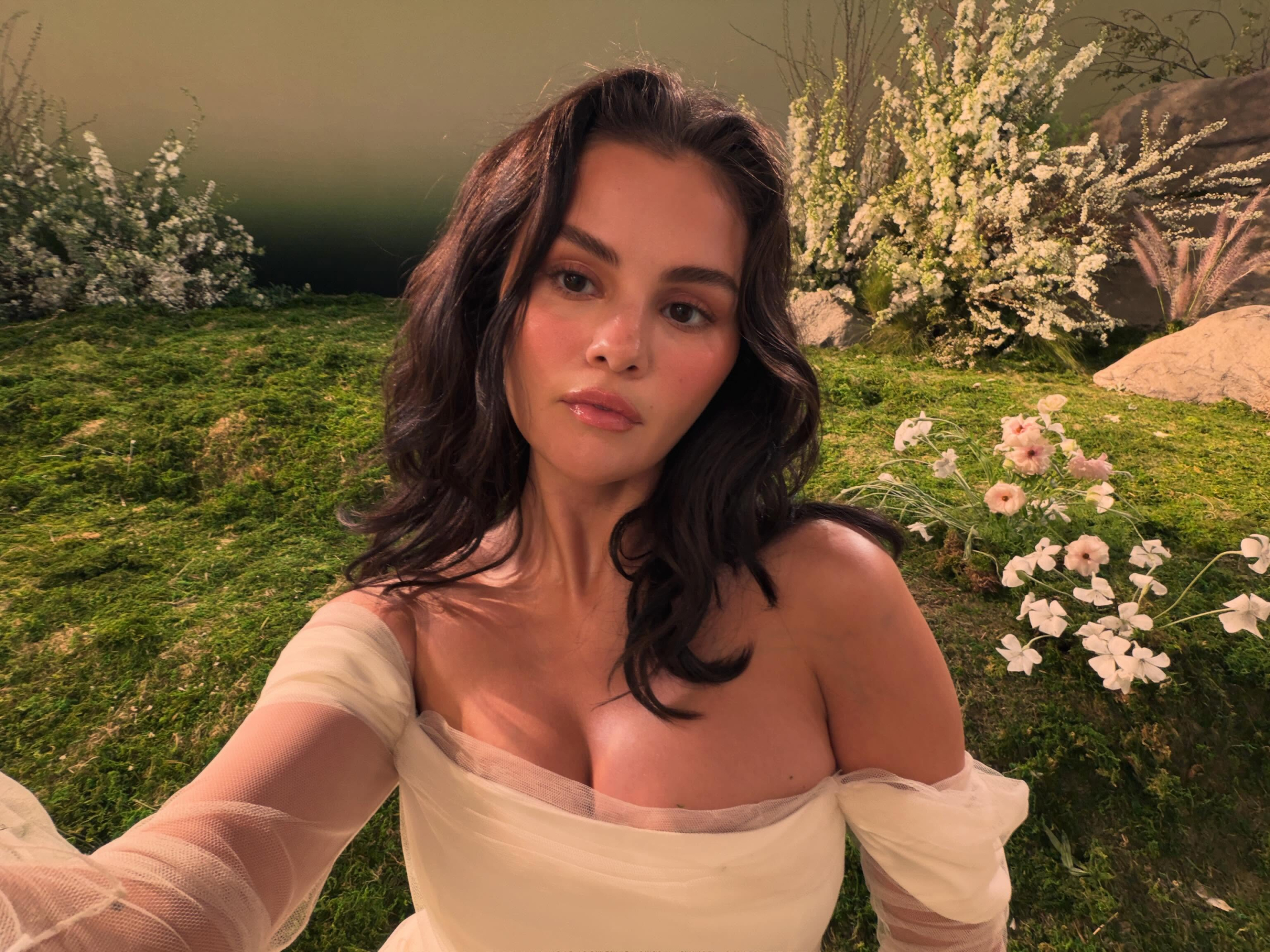 Selena Gomez g&acirc;y ch&uacute; &yacute; với nhan sắc kh&aacute;c lạ tại Primetime Emmy 2026 - Ảnh 8.